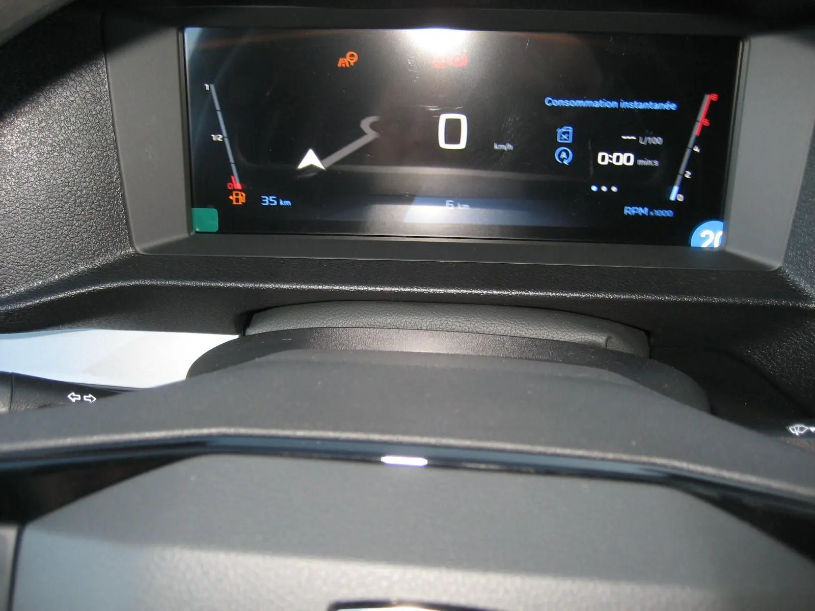 Tableau de bord numérique du Peugeot Expert Fourgon 2025, affichant la consommation instantanée et la vitesse à zéro.