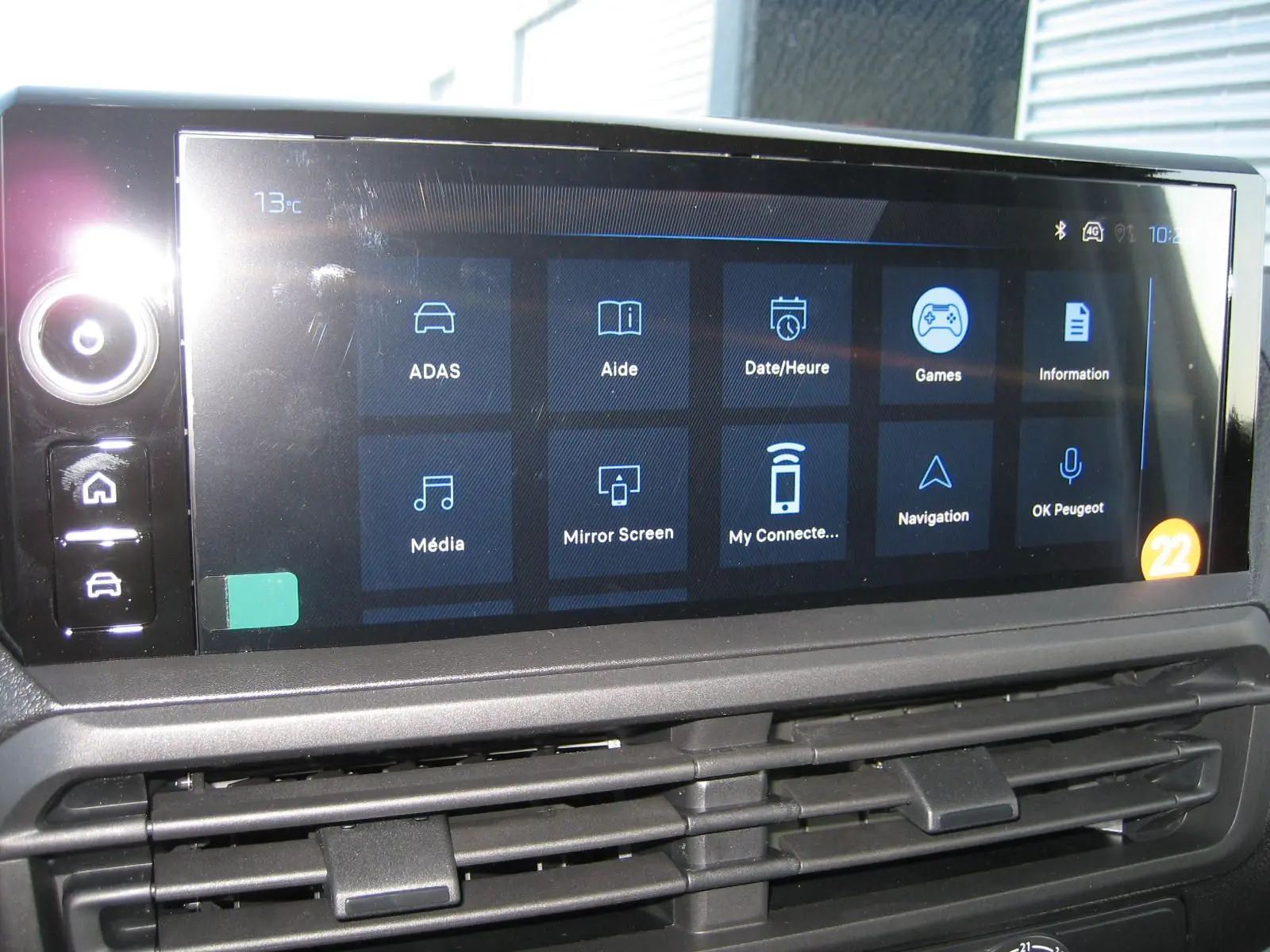 Écran tactile central du tableau de bord du Peugeot Expert Fourgon blanc, affichant le menu des applications.