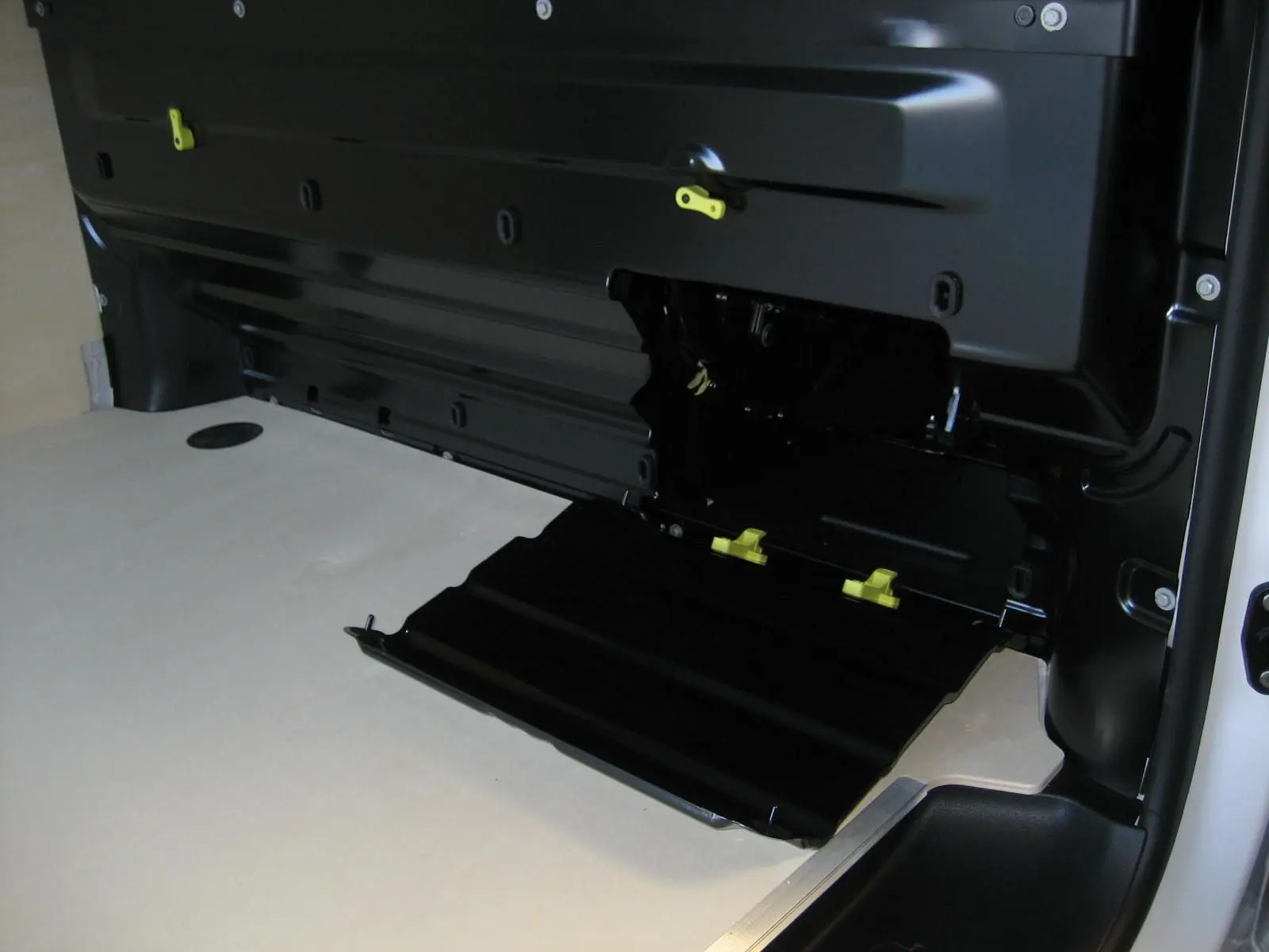 Détail du compartiment de rangement intérieur ouvert sur le côté droit du Peugeot Expert Fourgon blanc 2025.