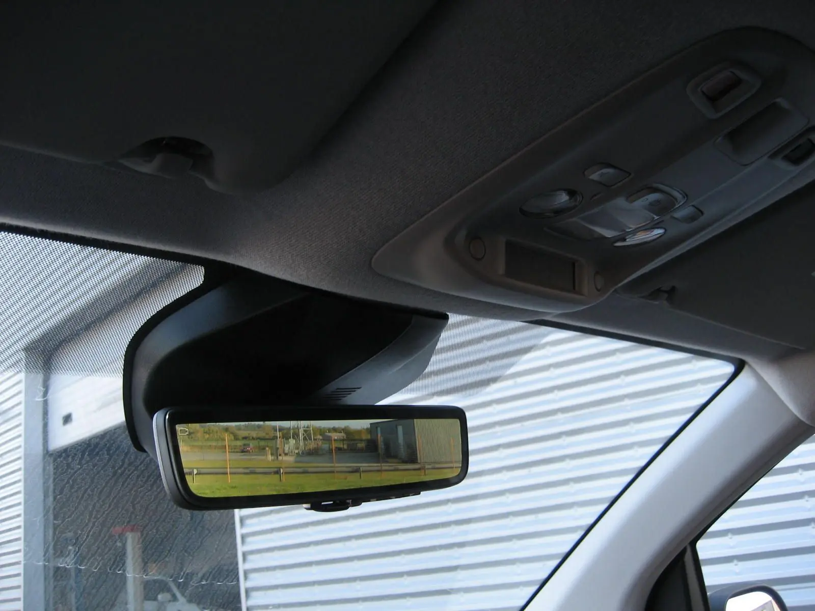 Rétroviseur intérieur numérique du Peugeot Expert Fourgon blanc, vue côté passager avec affichage caméra arrière.