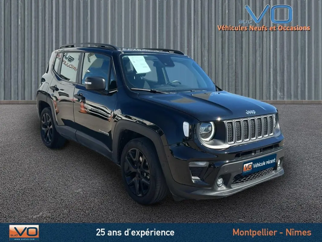 Jeep Renegade noir en 3/4 avant droit, avec jantes alliage 18 pouces et barres de toit visibles sur fond neutre.