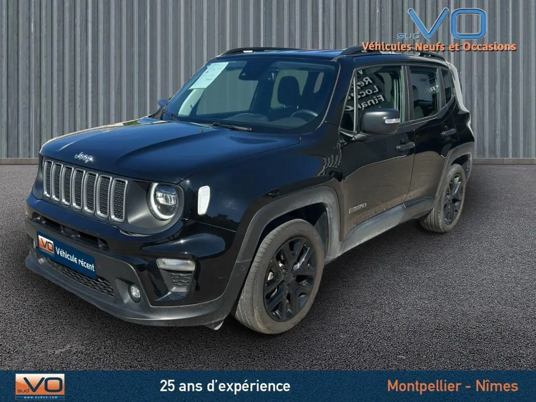 Jeep Renegade noir en 3/4 avant droit avec barres de toit et jantes alliage noires de 18 pouces.