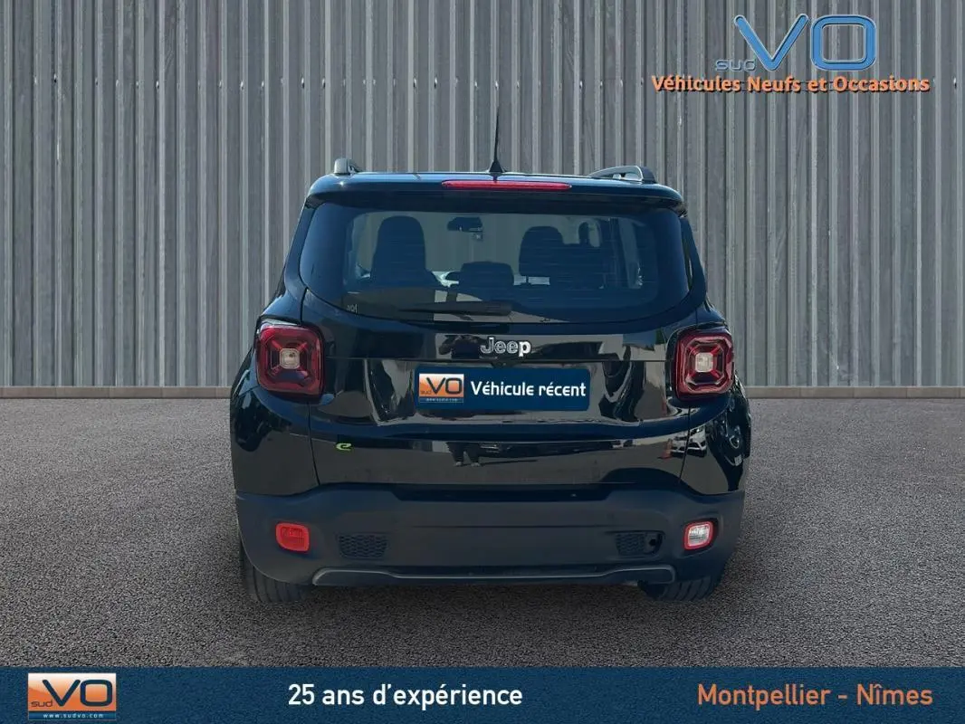 Vue arrière d'un Jeep Renegade noir 2024 avec barres de toit et feux arrière caractéristiques carrés.