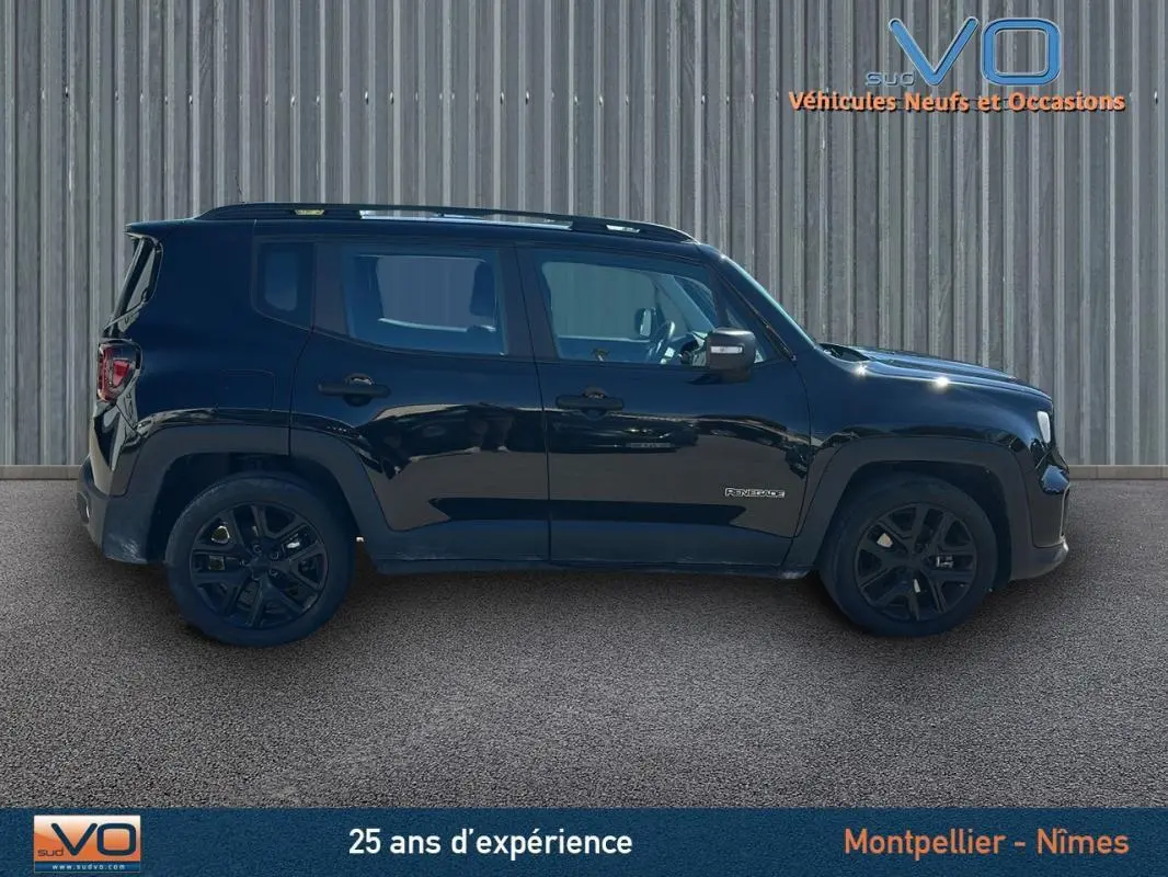 Profil côté gauche d'un Jeep Renegade noir 2024 avec jantes alliage 18 pouces et barres de toit visibles.