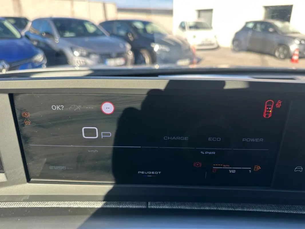 Affichage numérique du tableau de bord du Peugeot 3008 Hybrid blanc, montrant la position P et l'état du véhicule.