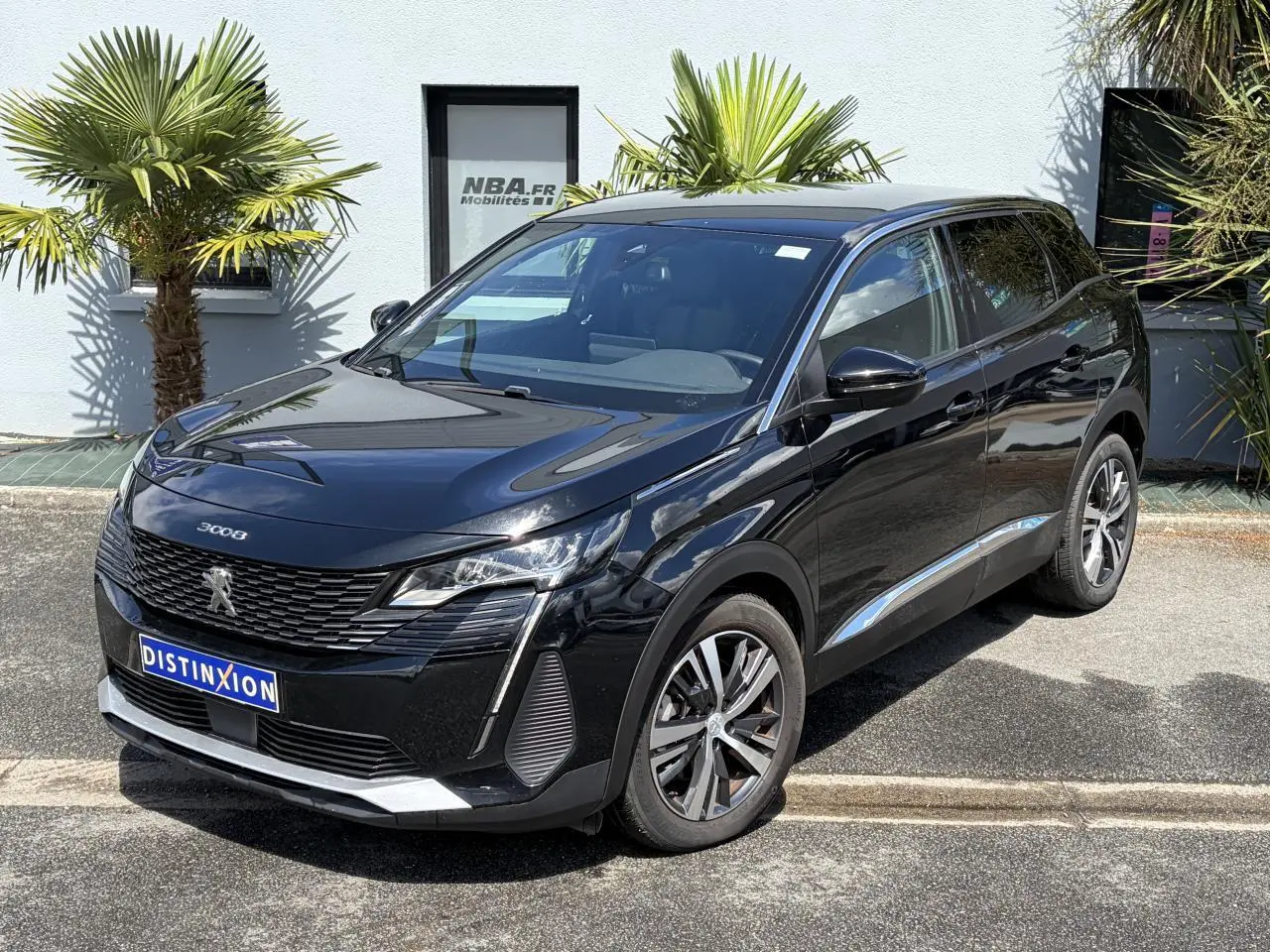Peugeot 3008 Plug-in Hybrid noir Perla en 3/4 avant droit avec jantes alliage bi-ton et calandre distinctive.