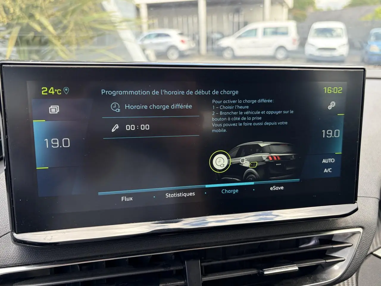 Écran tactile intérieur du Peugeot 3008 Plug-in Hybrid affichant la programmation de la charge différée.