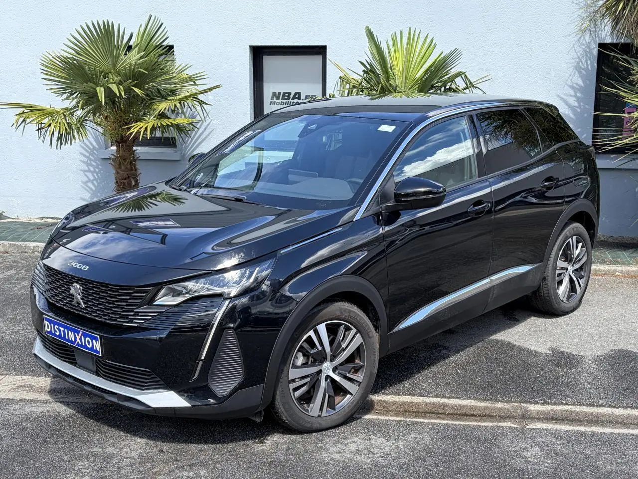Peugeot 3008 Plug-in Hybrid noir Perla en 3/4 avant droit, avec jantes alliage bi-ton et badge HYBRID visible.