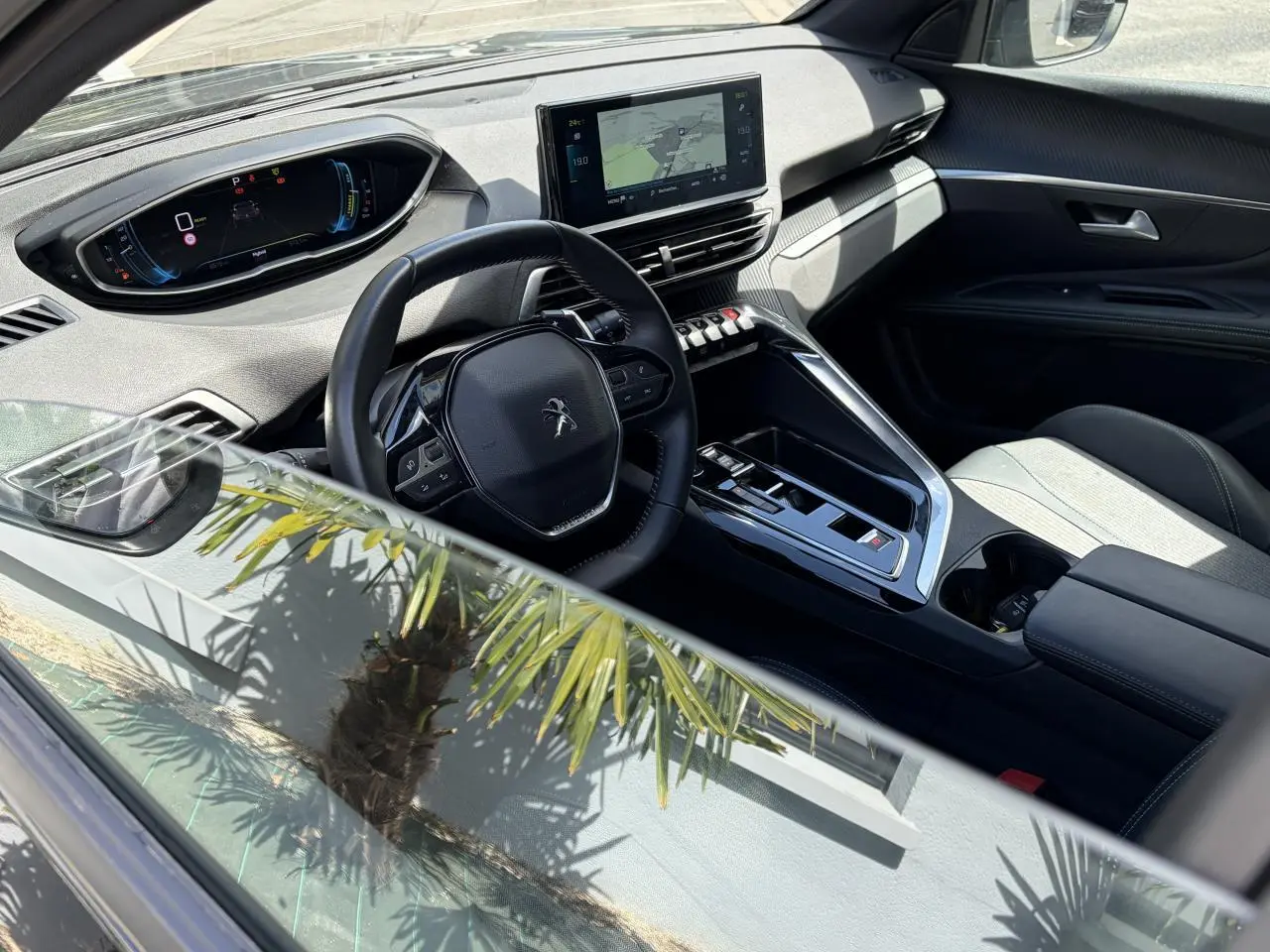 Vue intérieure côté conducteur du Peugeot 3008 Plug-in Hybrid 2024, avec tableau de bord numérique et écran tactile central.