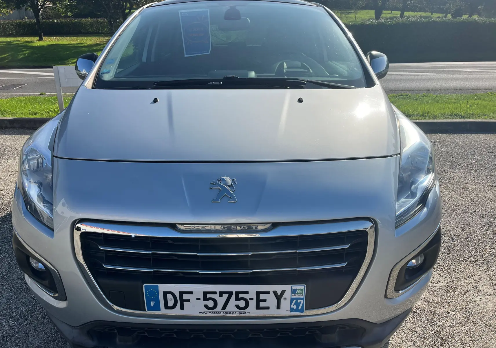 Vue frontale d'un Peugeot 3008 gris clair de 2014 avec calandre chromée et plaque d'immatriculation française visible