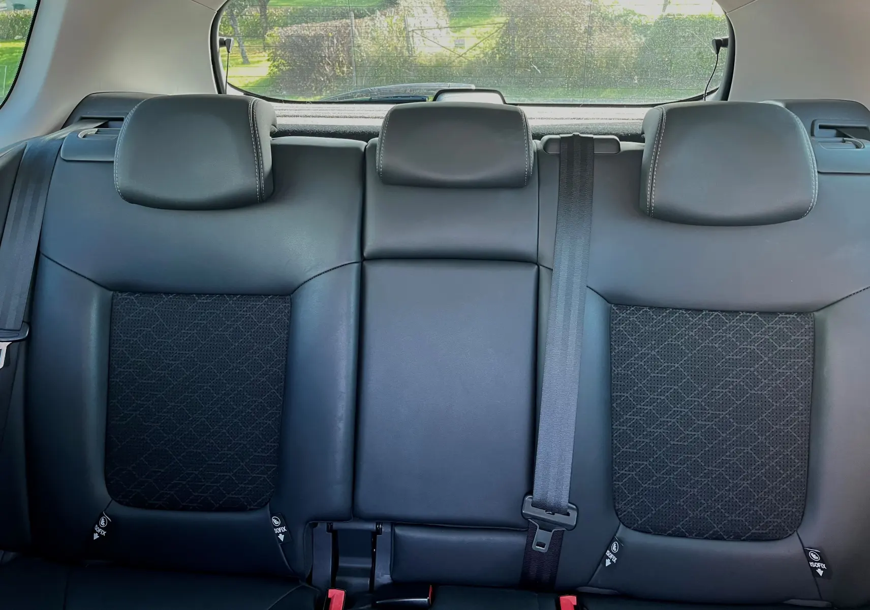 Vue rapprochée des sièges arrière en cuir noir avec inserts tissu du Peugeot 3008 gris clair, version 2014.