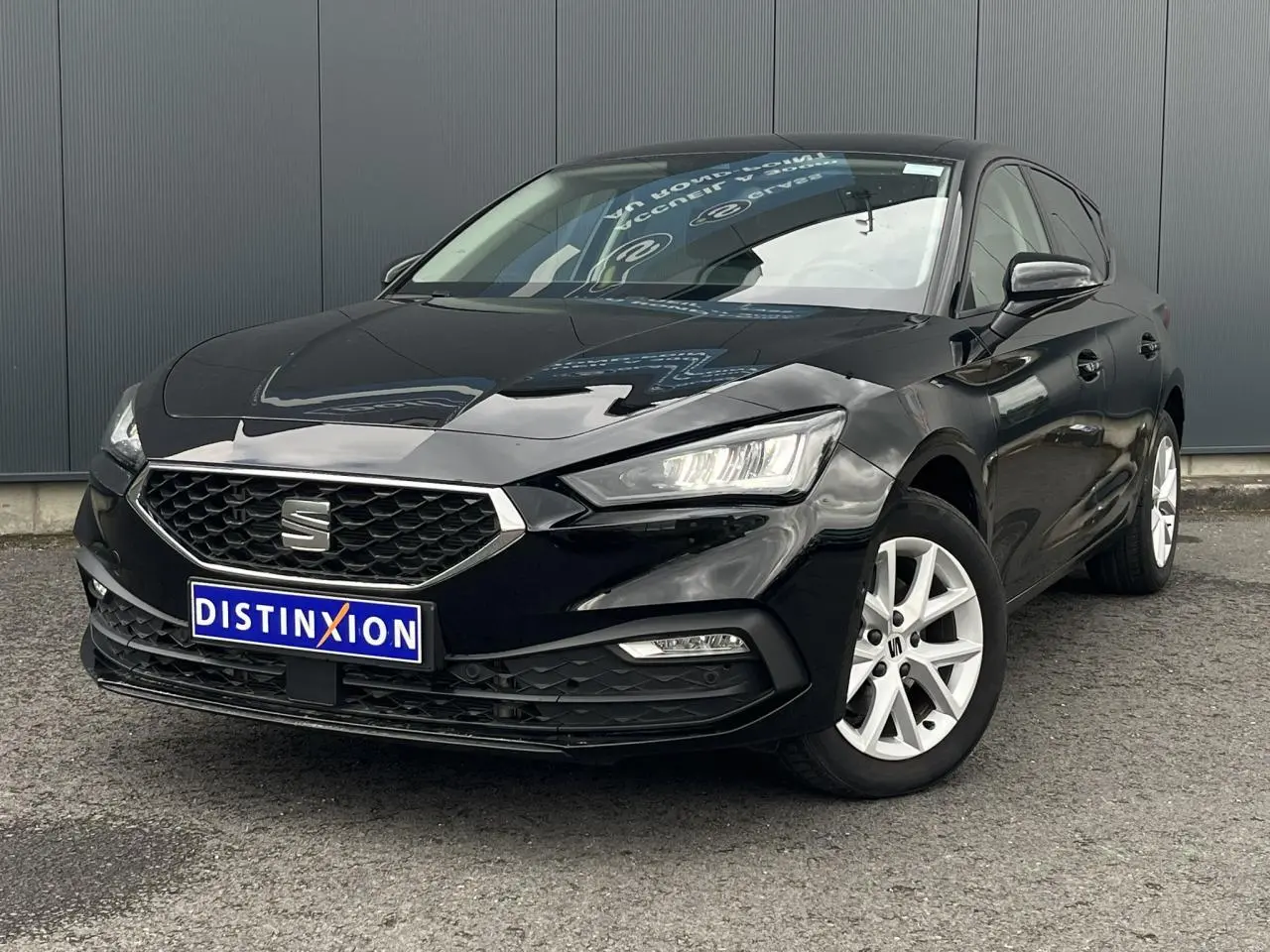 SEAT LEON 2.0 TDI noir minuit vue 3/4 avant avec jantes alliage blanches et calandre hexagonale distinctive.