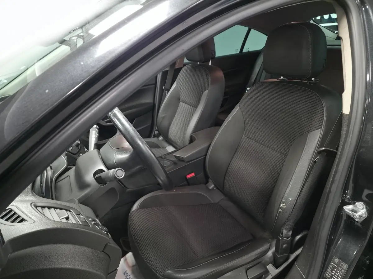 Intérieur avant droit de l'Opel Insignia noir 2016, sièges tissu mixte anthracite avec accoudoir central