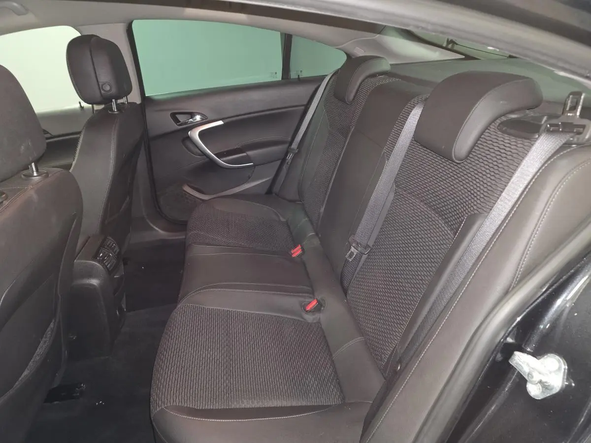 Vue intérieure côté droit des sièges arrière noirs en tissu mixte de l'Opel Insignia 2016 finition Cosmo.