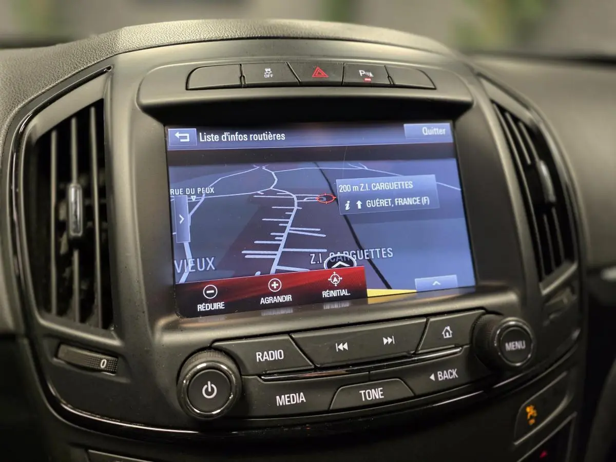 Gros plan sur l'écran central tactile du tableau de bord de l'Opel Insignia 2016 avec navigation affichée.