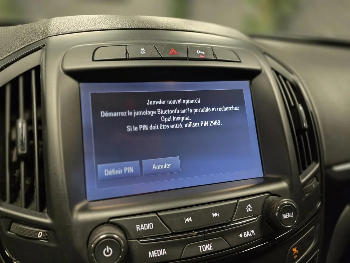 Écran central tactile de l’Opel Insignia 2016 affichant l’invite de jumelage Bluetooth, vue de face intérieure.