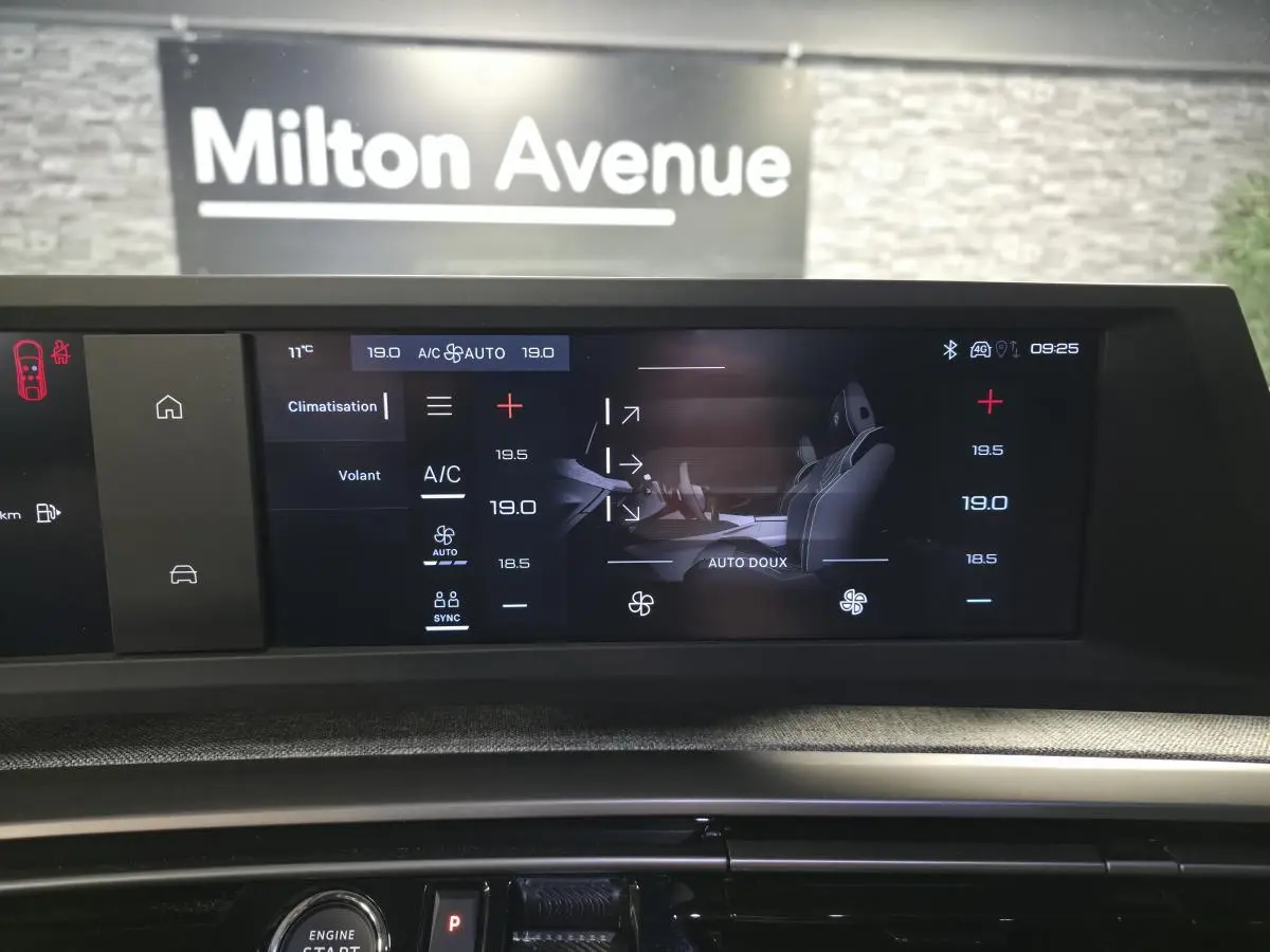 Écran tactile intérieur du Peugeot 3008 Hybrid 2025 montrant les réglages de climatisation et siège.