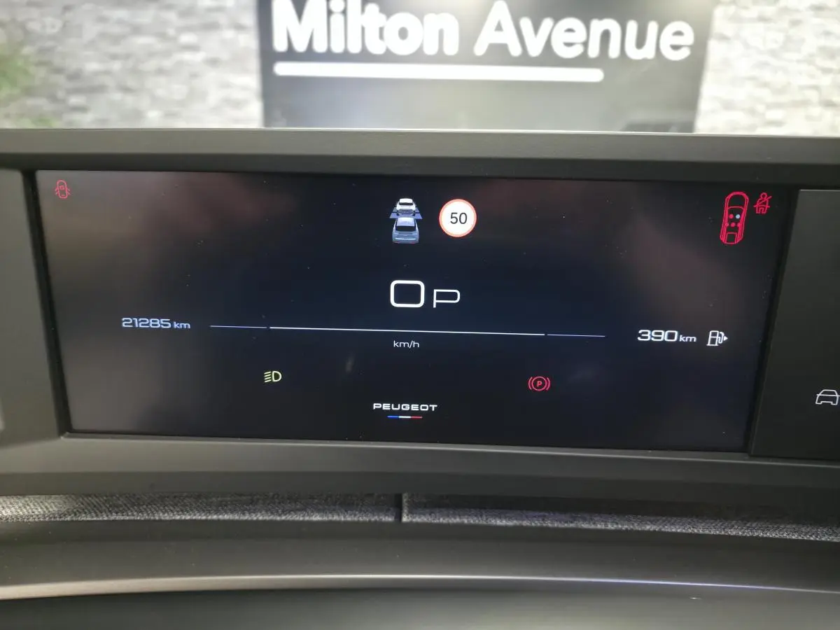 Affichage numérique du tableau de bord Peugeot 3008 Hybrid, vue frontale centrée sur l'écran de contrôle.