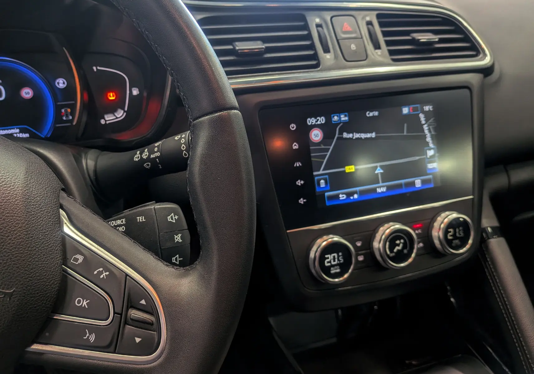Vue intérieure du tableau de bord du Renault Kadjar 2020, avec volant en cuir et écran tactile de navigation allumé.