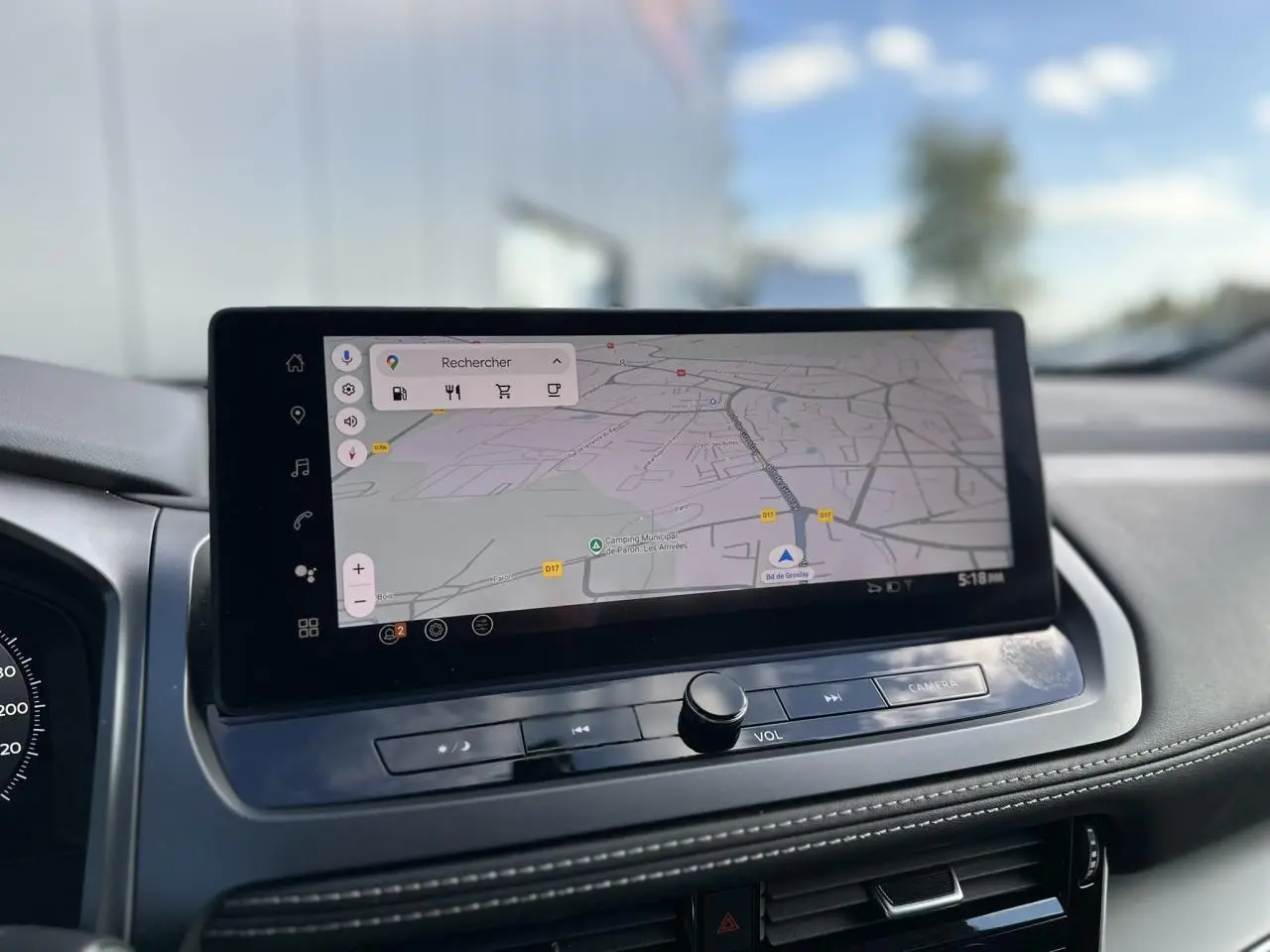 Gros plan sur l'écran tactile central affichant la navigation du Nissan Qashqai 2025 noir nacré.