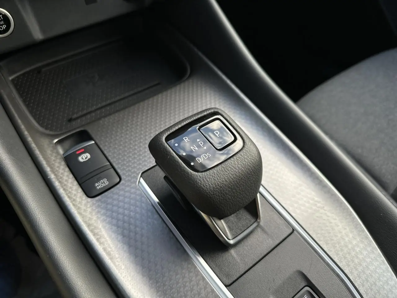 Le levier de vitesses automatique noir et gris du Nissan Qashqai III 2025 vu en gros plan intérieur.
