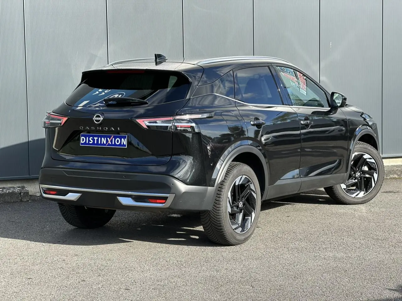 Vue 3/4 arrière droite du Nissan Qashqai noir nacré 2025 avec jantes alliage et hayon électrique visible