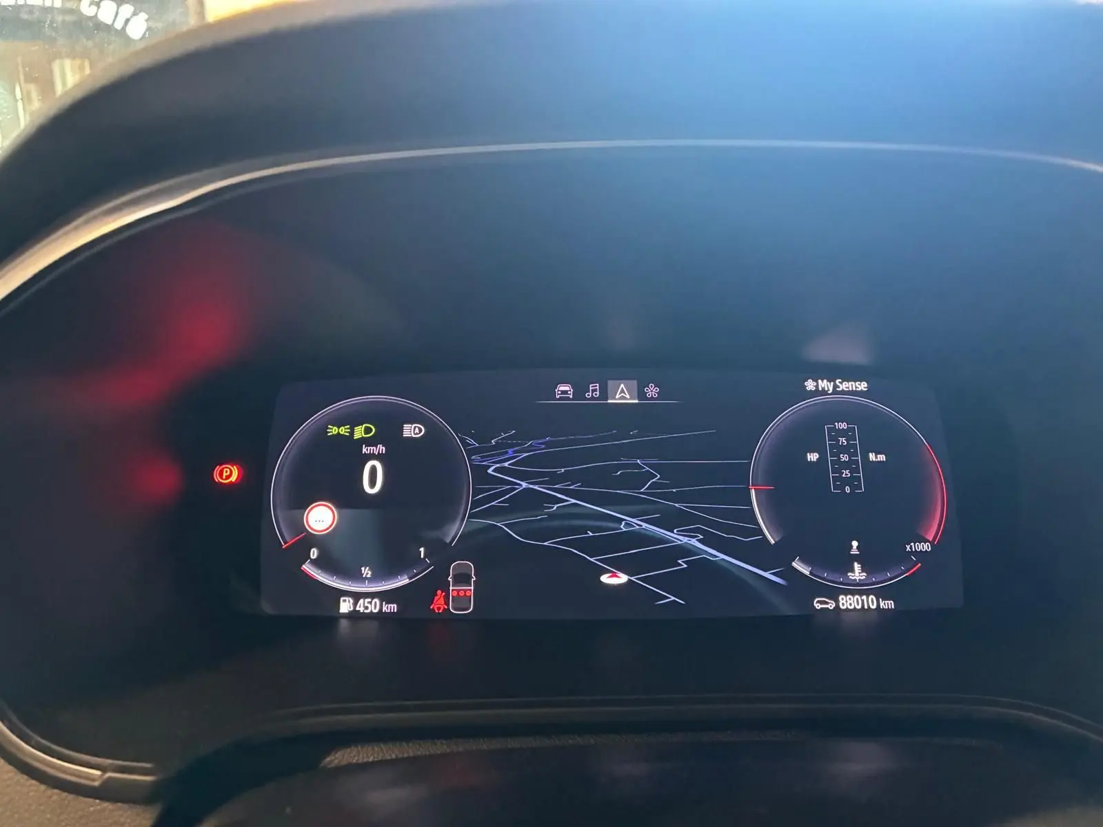 Tableau de bord numérique de Renault Mégane 1.5 dCi 115 Intens 2021, affichant la navigation et compteurs digitaux.