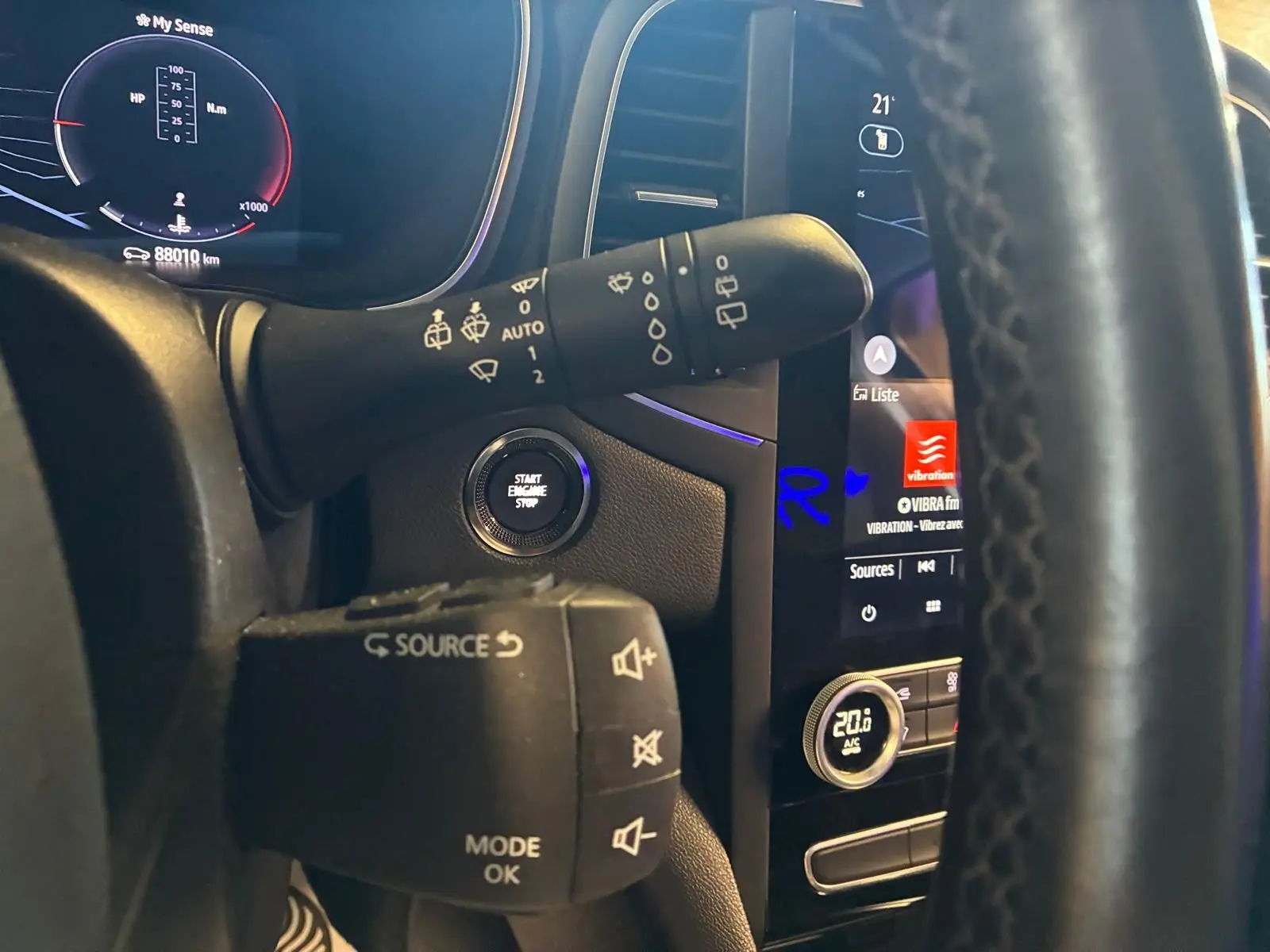 Vue rapprochée de l'intérieur de la Renault Mégane 1.5 DCI 115 Intens 2021, montrant le volant, commandes et tableau de bord numérique.