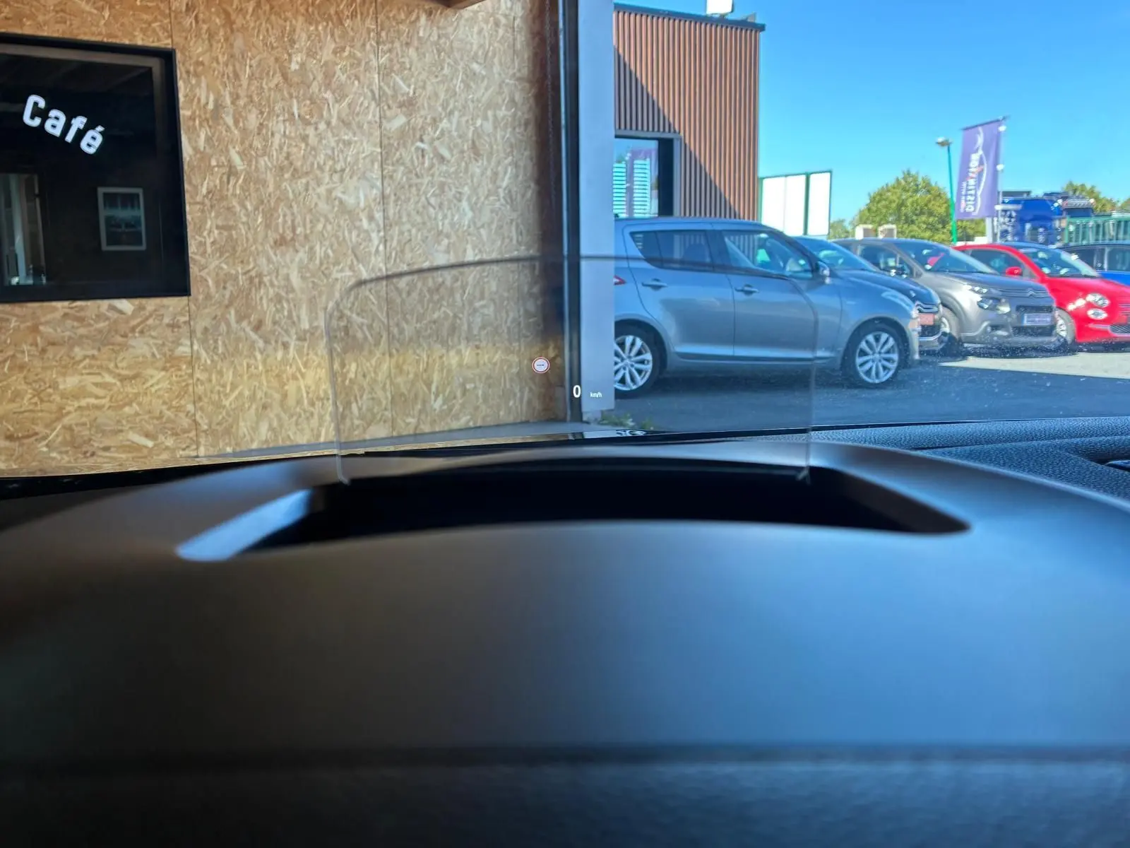 Vue intérieure du tableau de bord de la Renault Mégane 1.5 dCi 115 Intens 2021, avec affichage tête haute transparent.