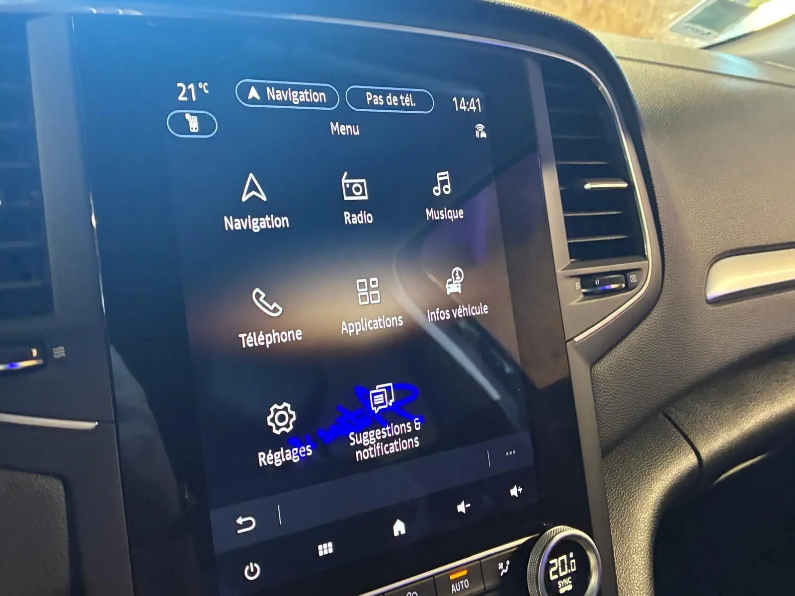 Écran tactile central de la Renault Mégane 1.5 DCI 115 Intens 2021, intérieur gris noir avec commandes climatisation visibles.