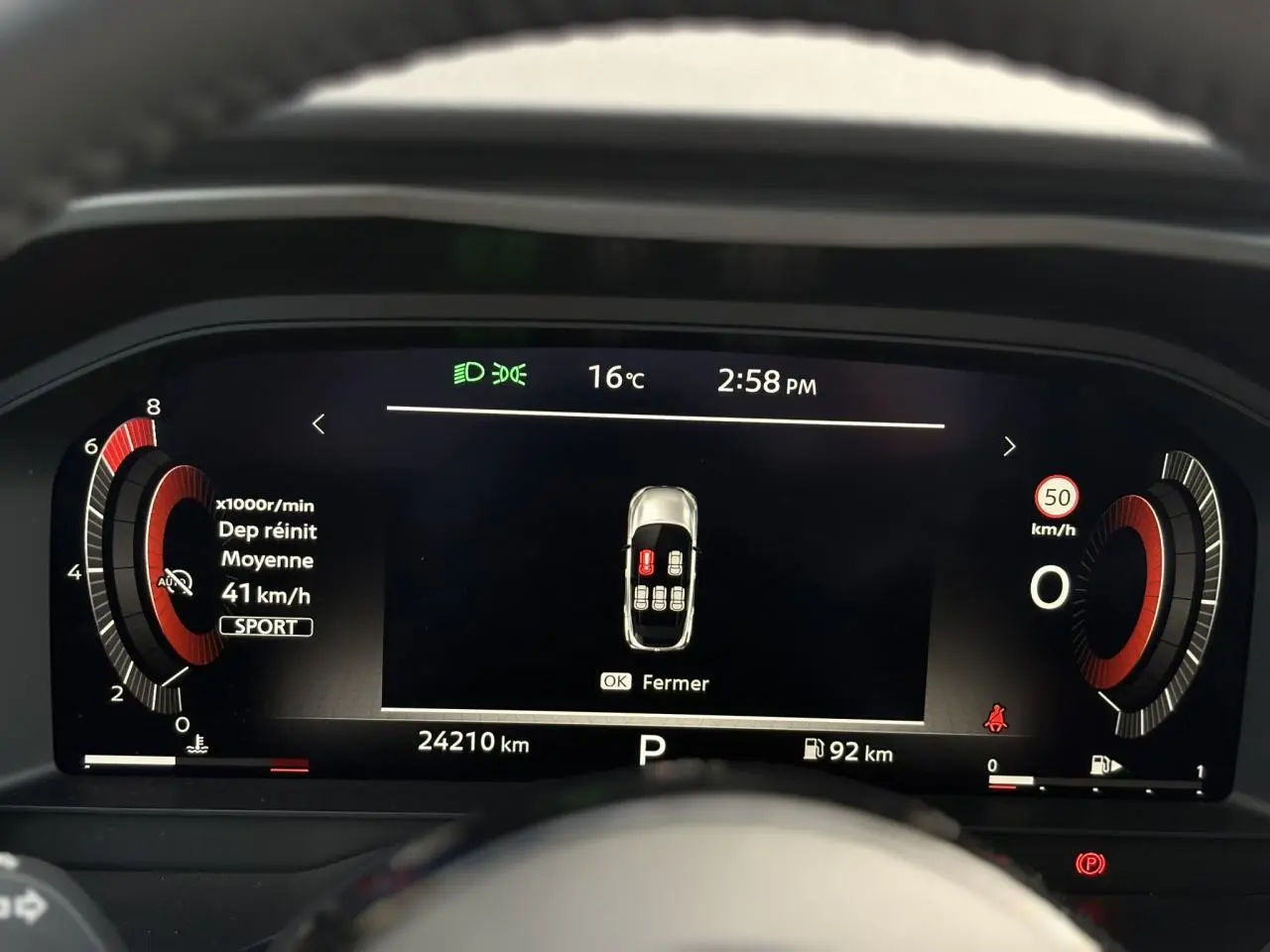 Combiné numérique du Nissan Qashqai 2025 affichant la vitesse moyenne, température et alertes, vue frontale du tableau de bord.