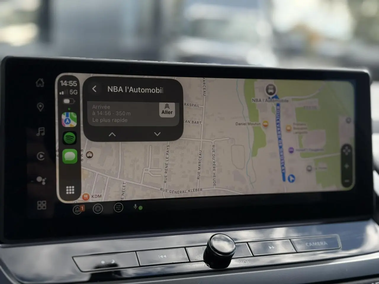 Écran tactile 12,3 pouces du Nissan Qashqai 2025 affichant la navigation avec interface Apple CarPlay.