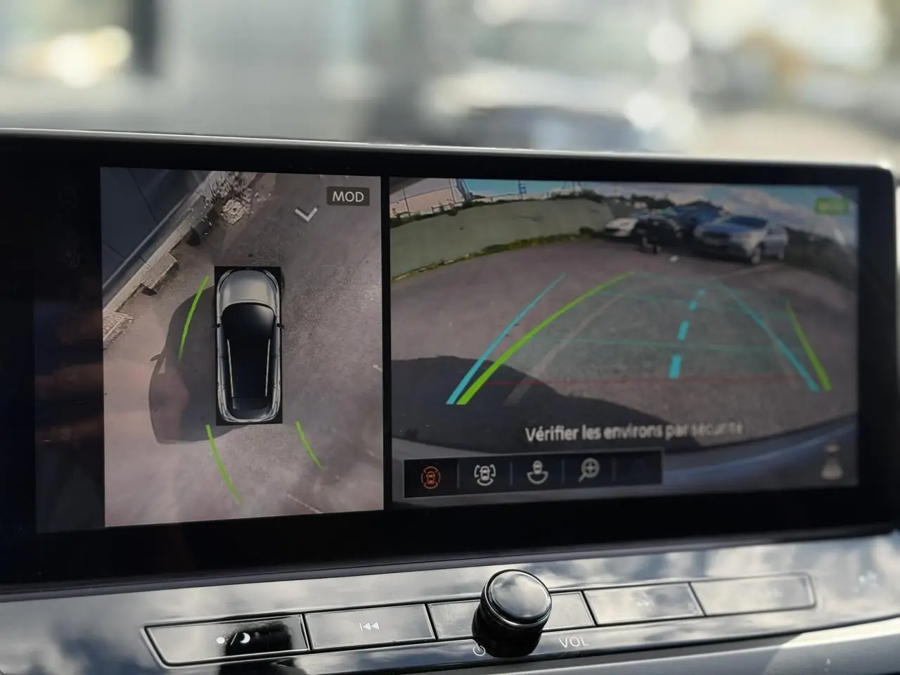 Affichage caméra 360° et vue arrière du Nissan Qashqai gris argent en marche arrière avec guidage dynamique visible