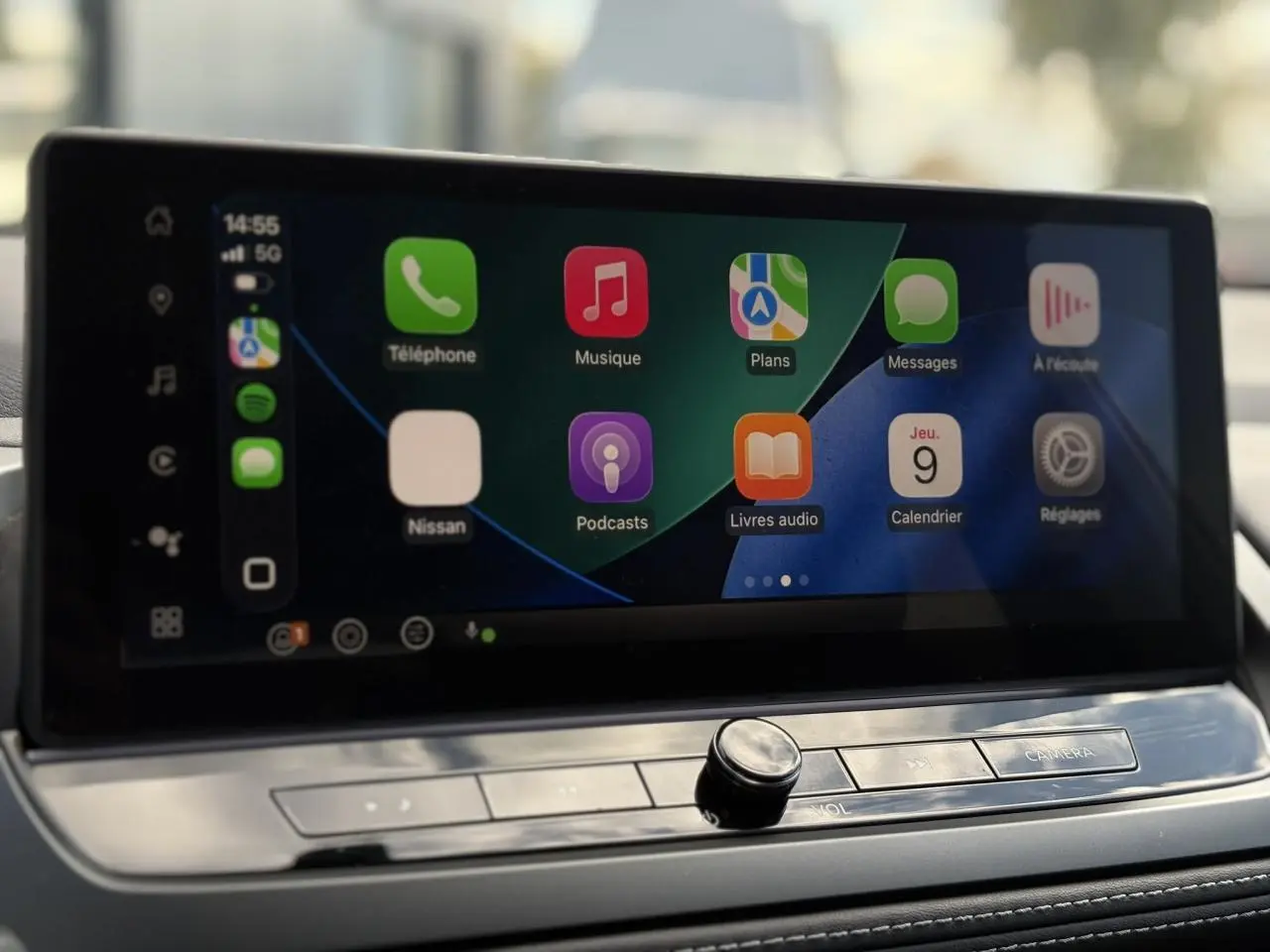 Écran tactile central du Nissan Qashqai 2025 affichant Apple CarPlay avec commandes intégrées en dessous.