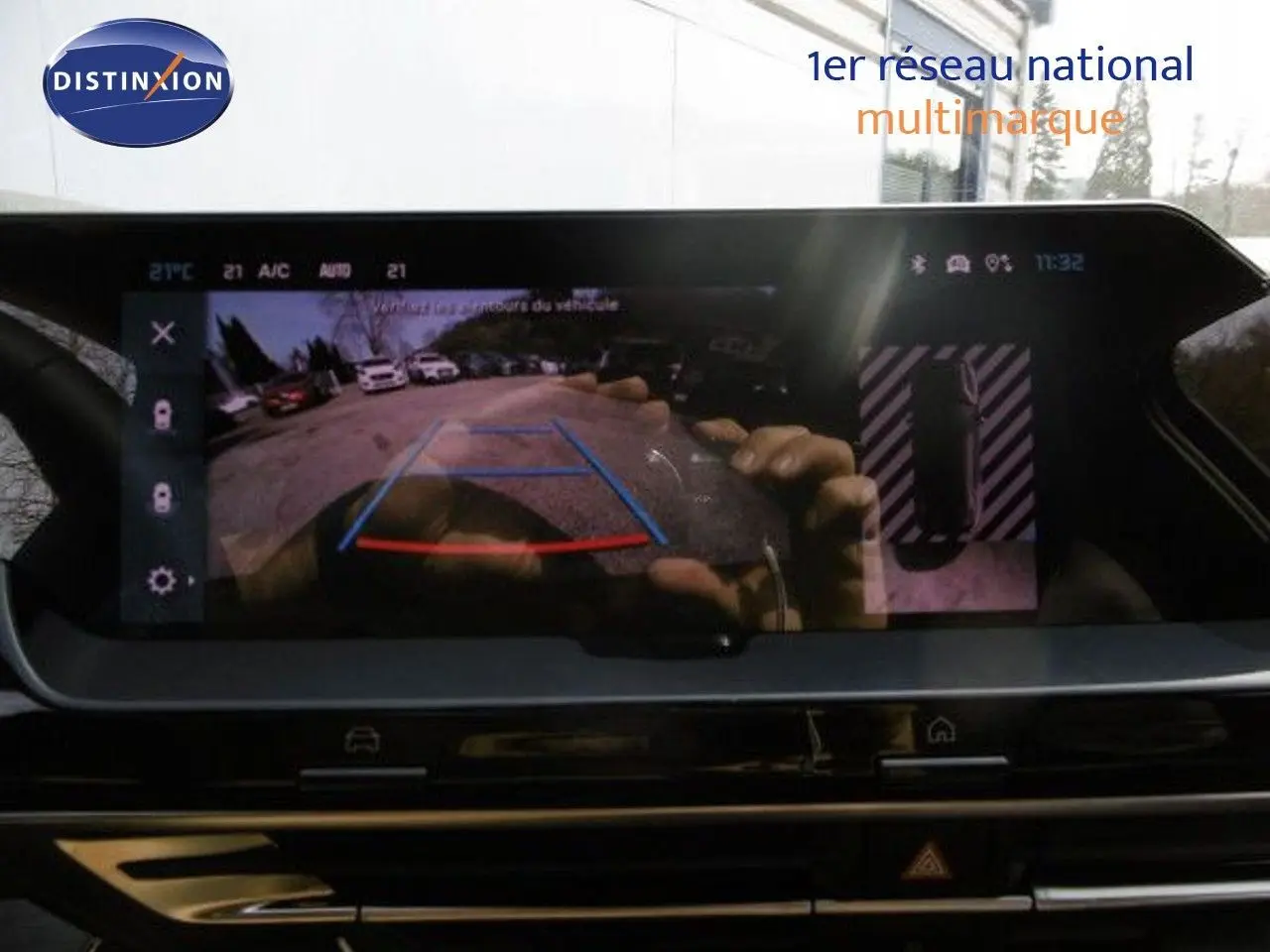 Écran central affichant la caméra de recul avec vue arrière et guidage, intérieur de Citroën C5 X gris platinium.