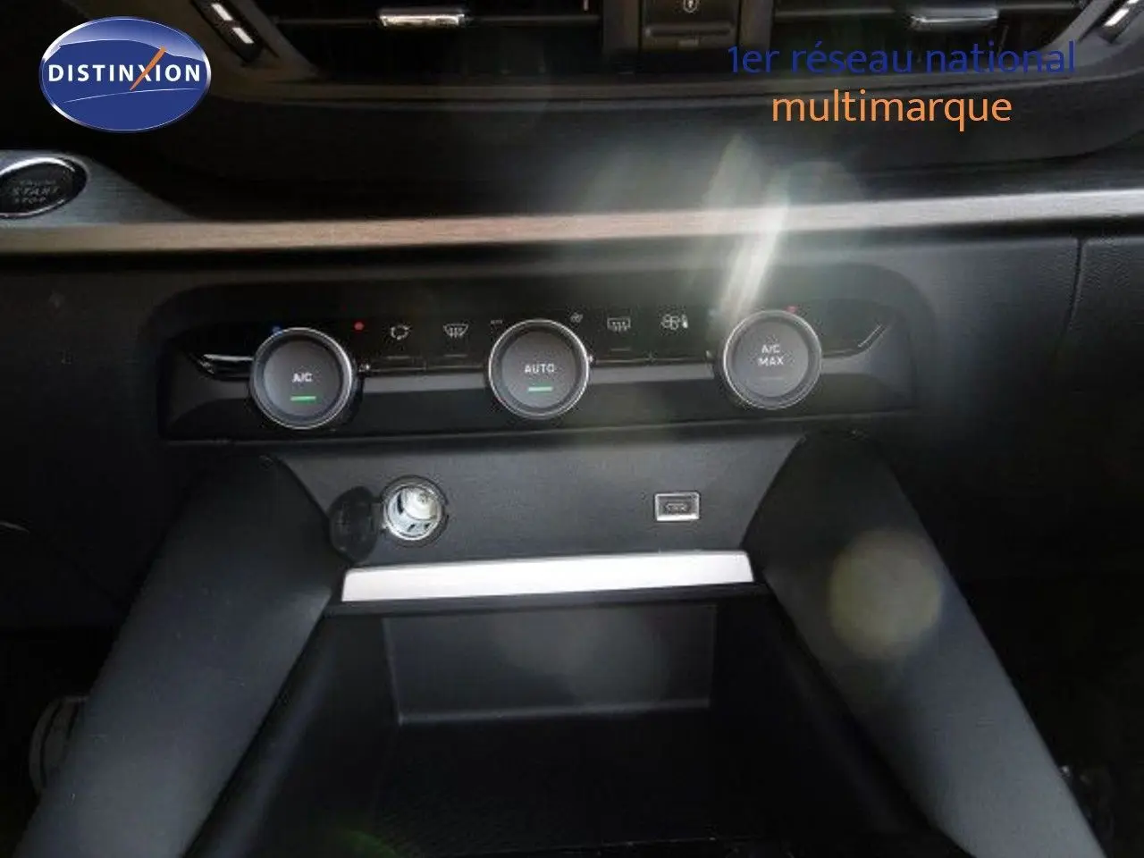 Console centrale avec commandes de climatisation et prise USB dans l'habitacle du Citroën C5 X gris platinium 2023.