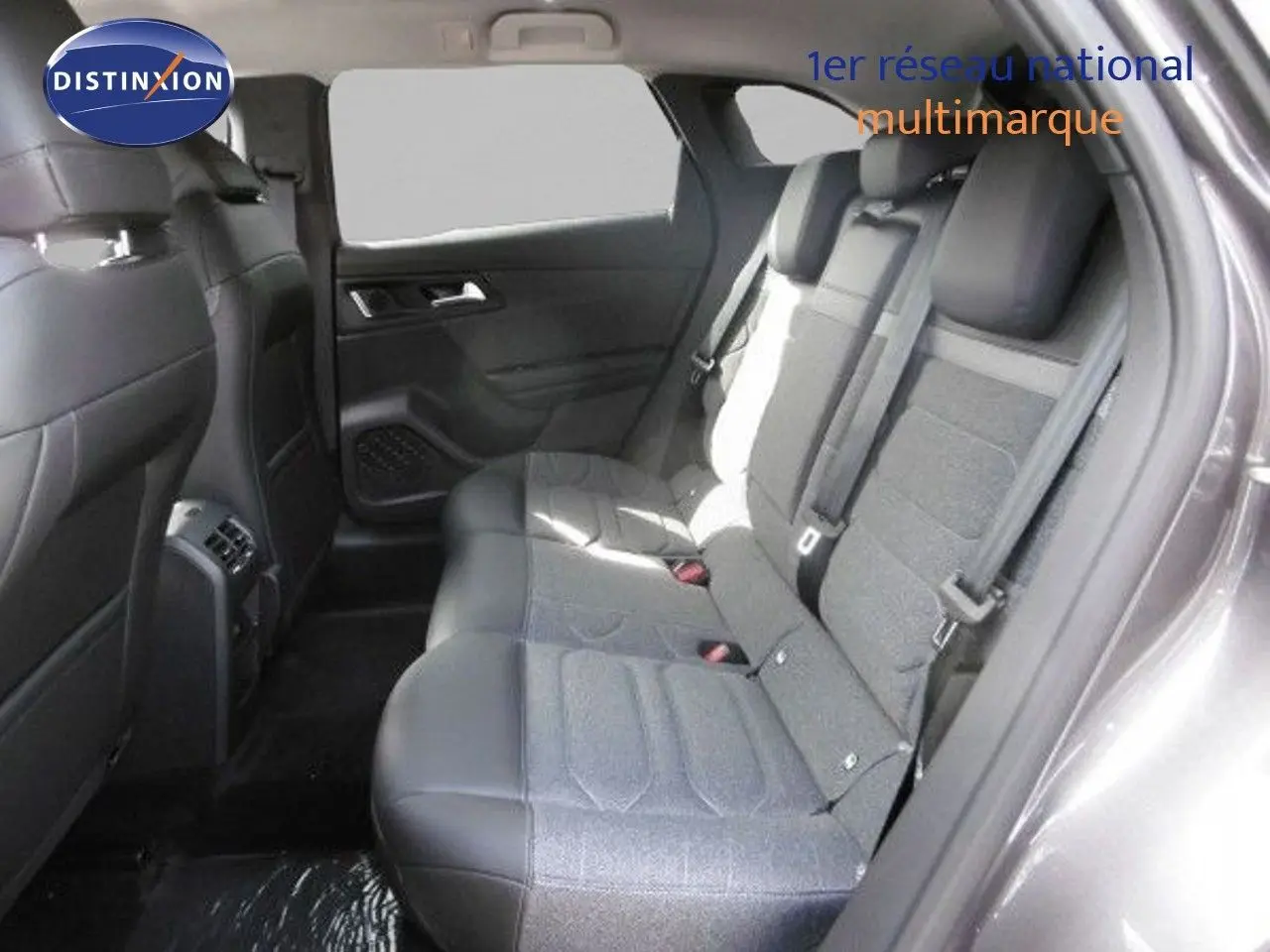 Vue intérieure côté droit des sièges arrière en tissu et cuir noir du Citroën C5 X gris platinium 2023.