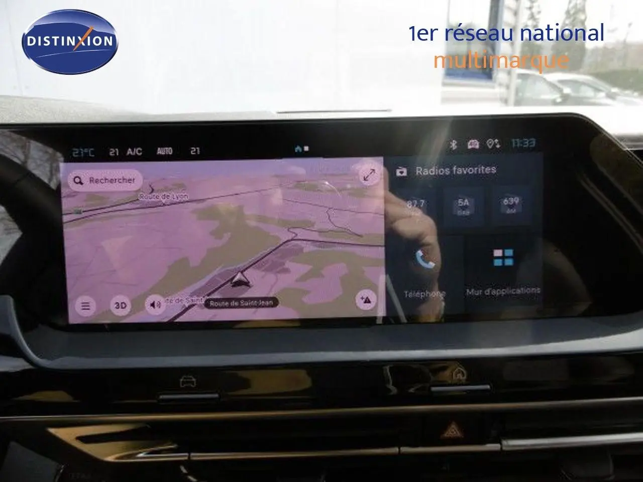 Tableau de bord avec écran tactile affichant GPS dans une Citroën C5 X gris platinium vue de face.