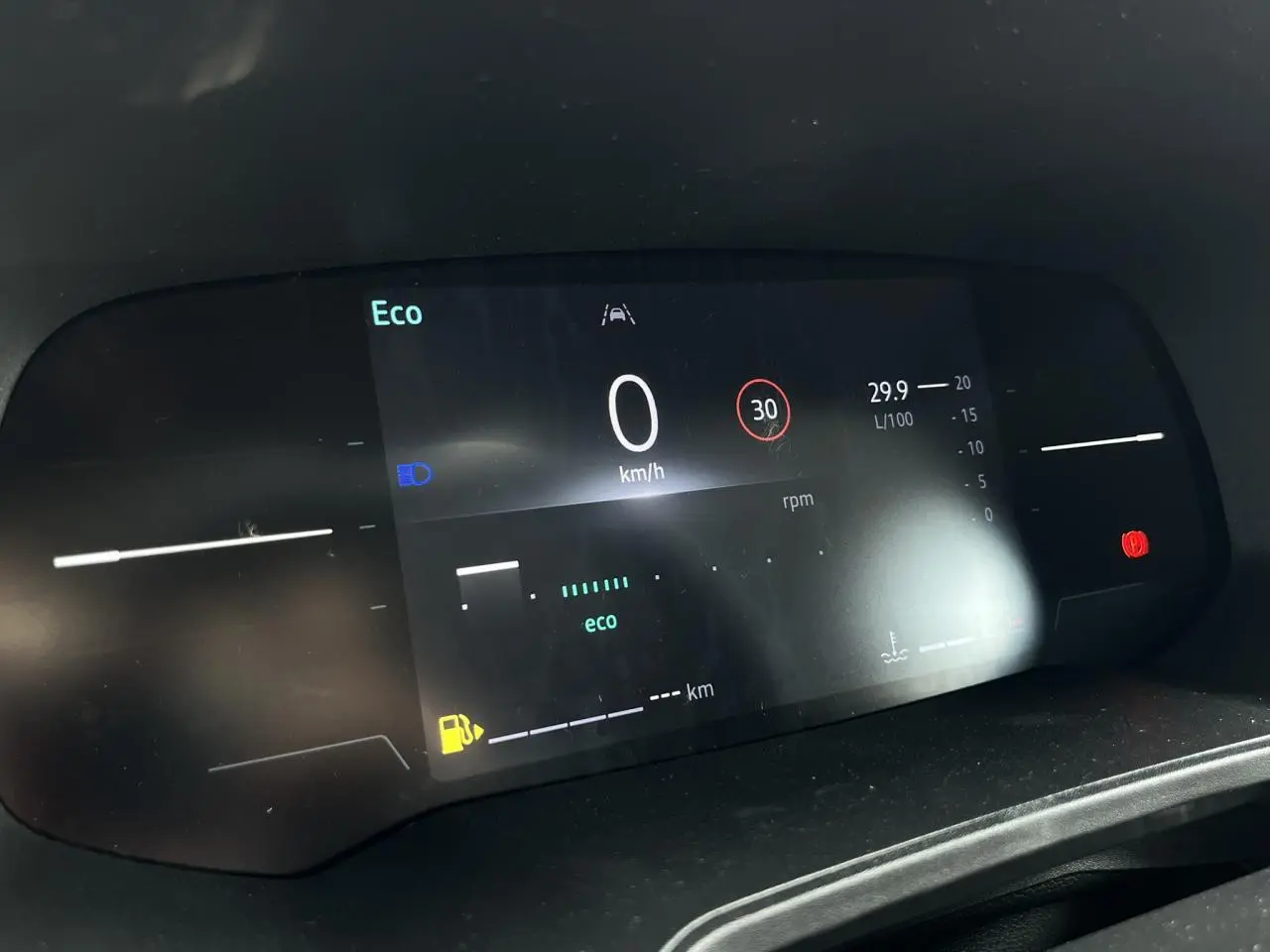 Tableau de bord numérique de la Renault Clio 2025 affichant la vitesse à 0 km/h et mode Eco activé.