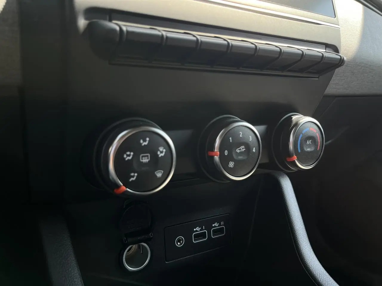 Commandes de climatisation et ports USB du tableau de bord noir de la Renault Clio V 1.5 BlueDCI 100 Evolution 2025.