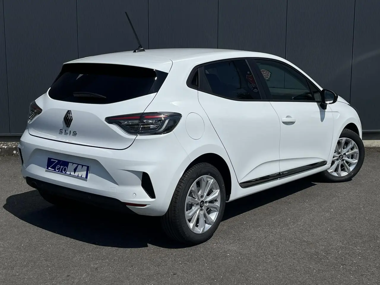 Renault Clio 2025 blanc glacier vue 3/4 arrière droit avec jantes 16'' Boavista et vitres arrière surteintées.