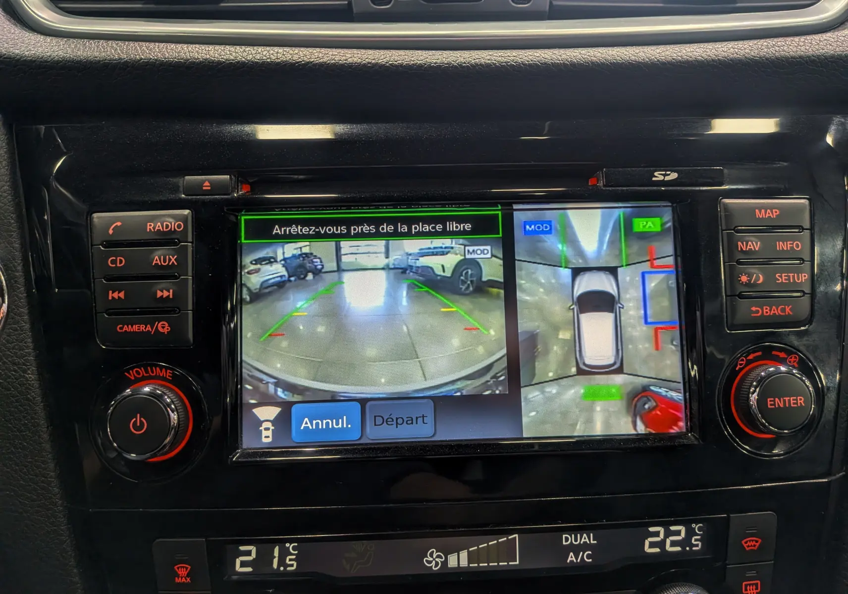 Écran multimédia du Nissan Qashqai 2018 montrant la caméra de recul avec vue 360° et options de stationnement assisté.