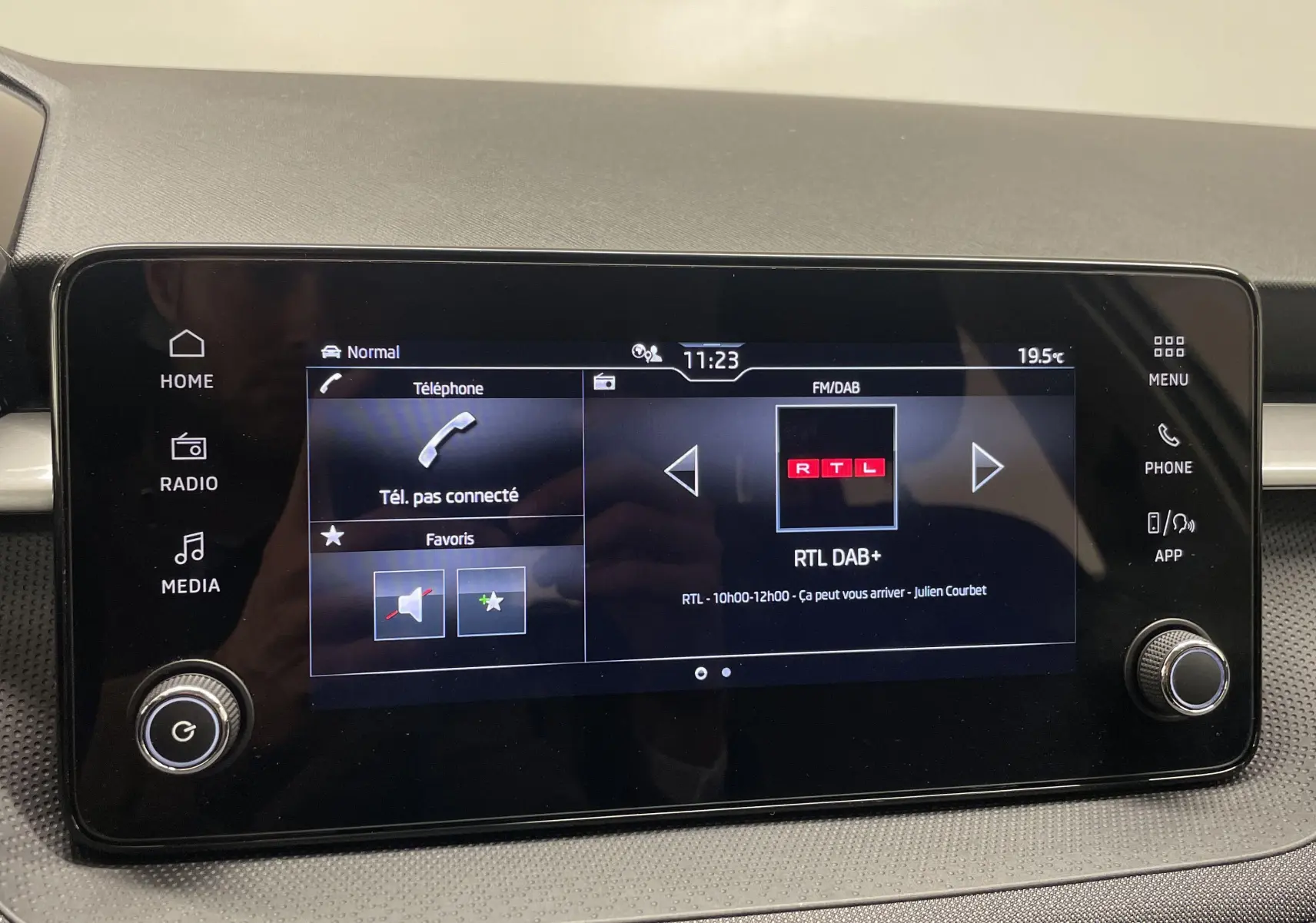Écran tactile central du tableau de bord de la Skoda Fabia 2025 affichant la radio RTL DAB+ et les options multimédia.