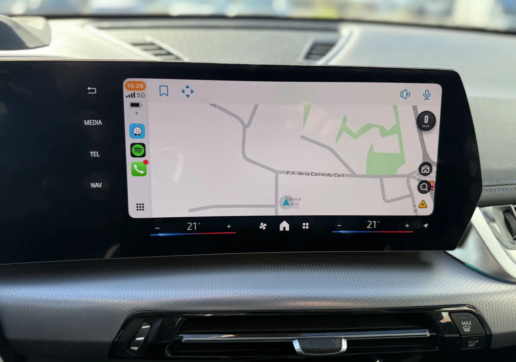 Écran tactile central du BMW X1 20D 2025 affichant la navigation avec interface connectée, vue intérieure.