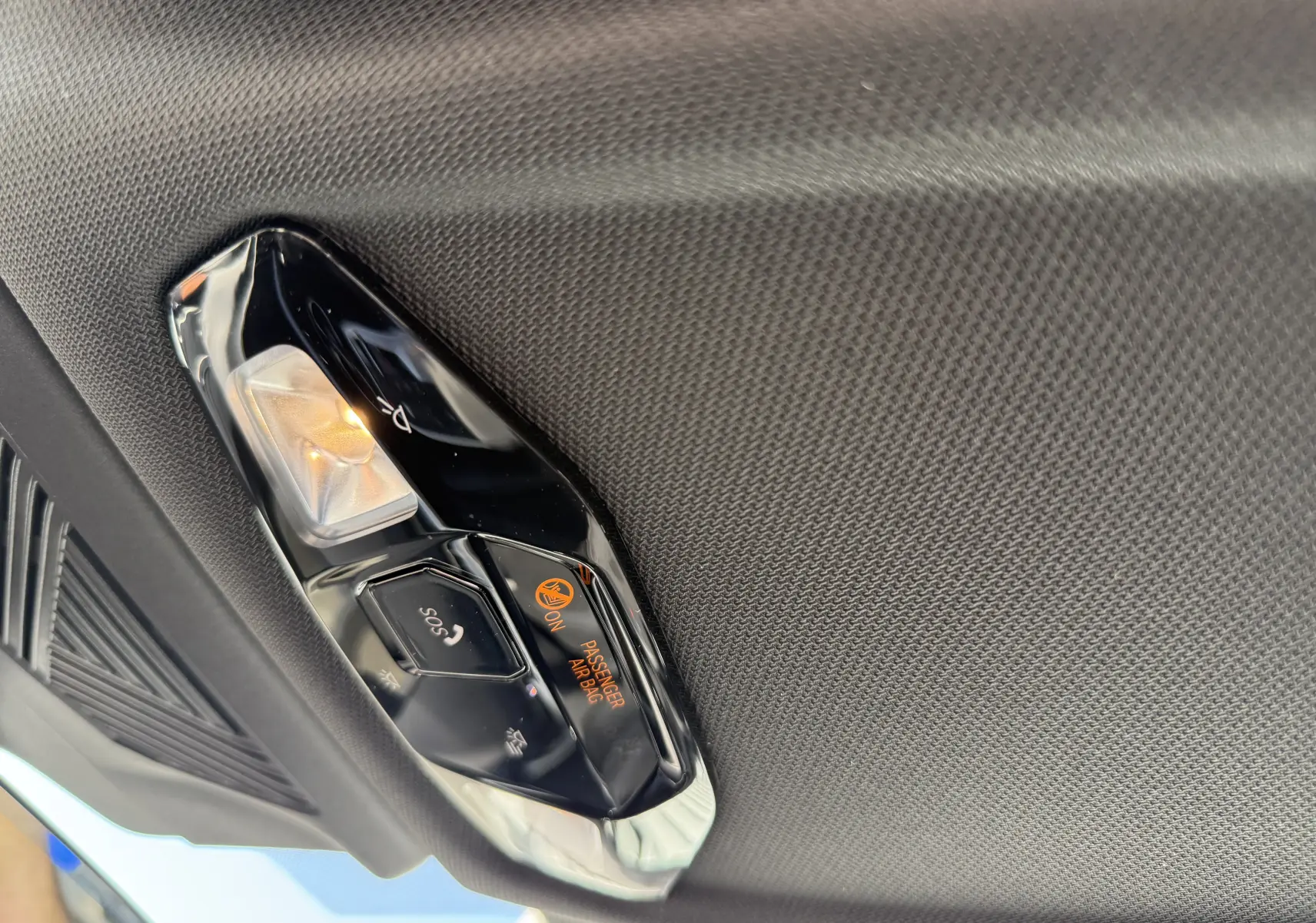 Détail du plafonnier intérieur noir du BMW X1 20D 163CH M SPORT 2025 avec éclairage et indicateur airbag passager.