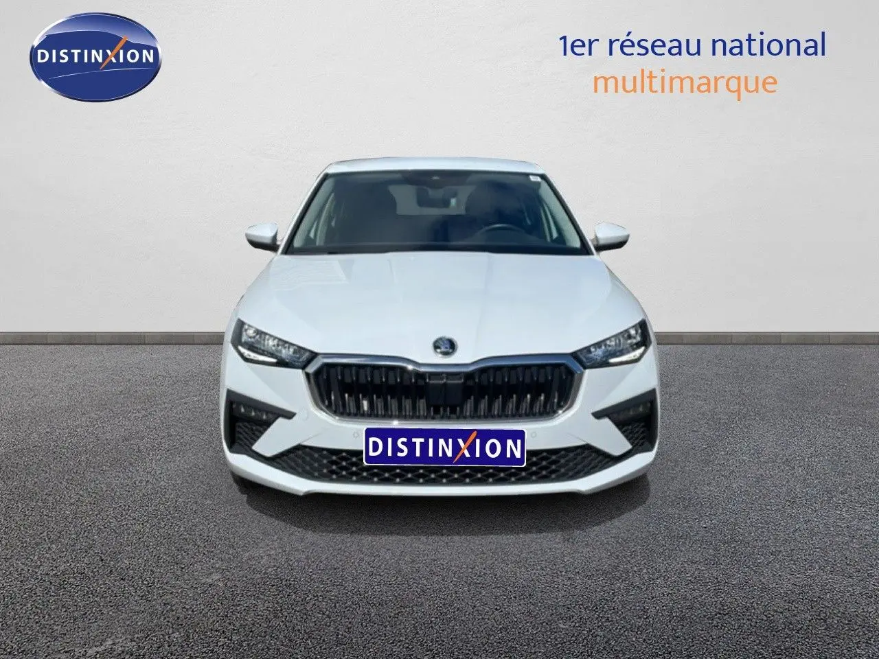 Vue frontale d'une Skoda Scala blanc glacier 2025 avec calandre noire et phares LED distinctifs.