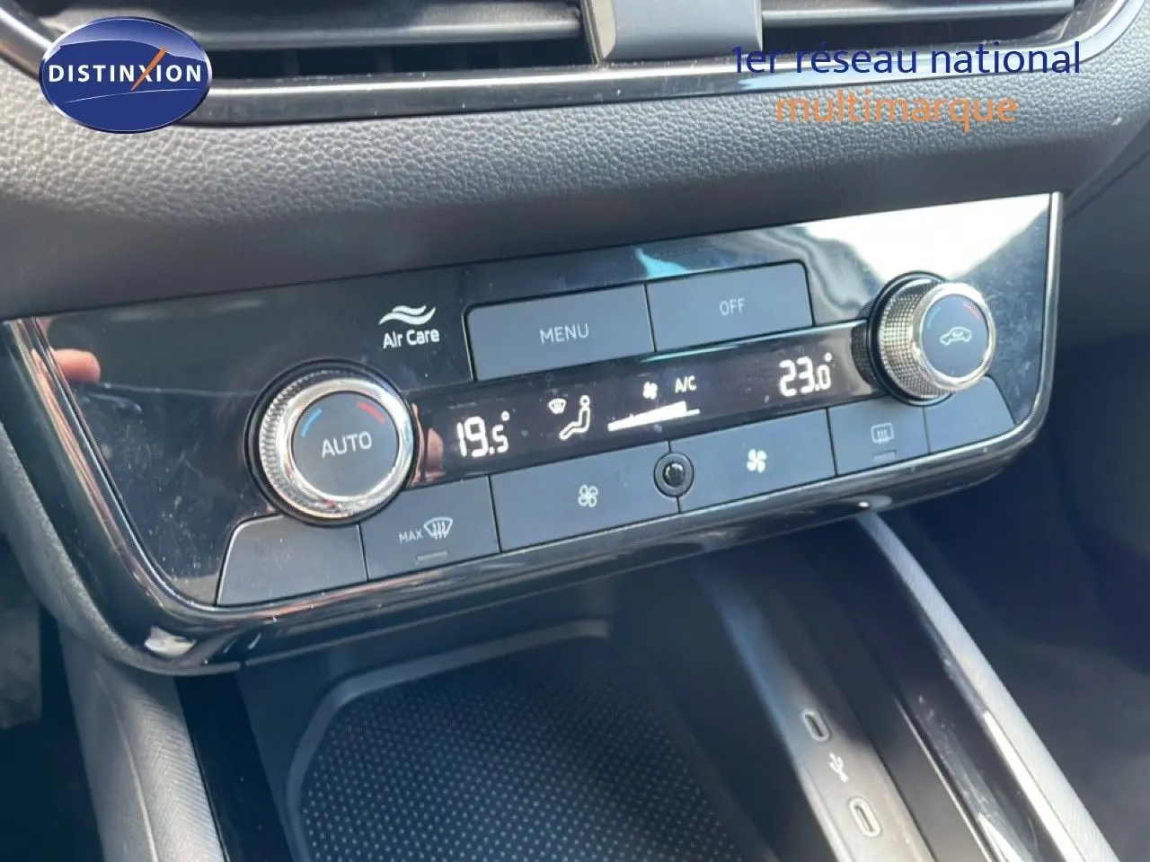 Détail de la console centrale avec commandes de climatisation digitale de la Skoda Scala blanc glacier 2025.