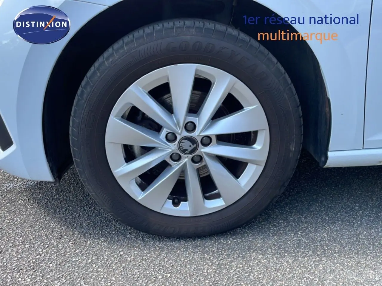 Gros plan sur la roue avant gauche blanche glacier d'une Skoda Scala 2025 avec jante alliage et pneu Goodyear.