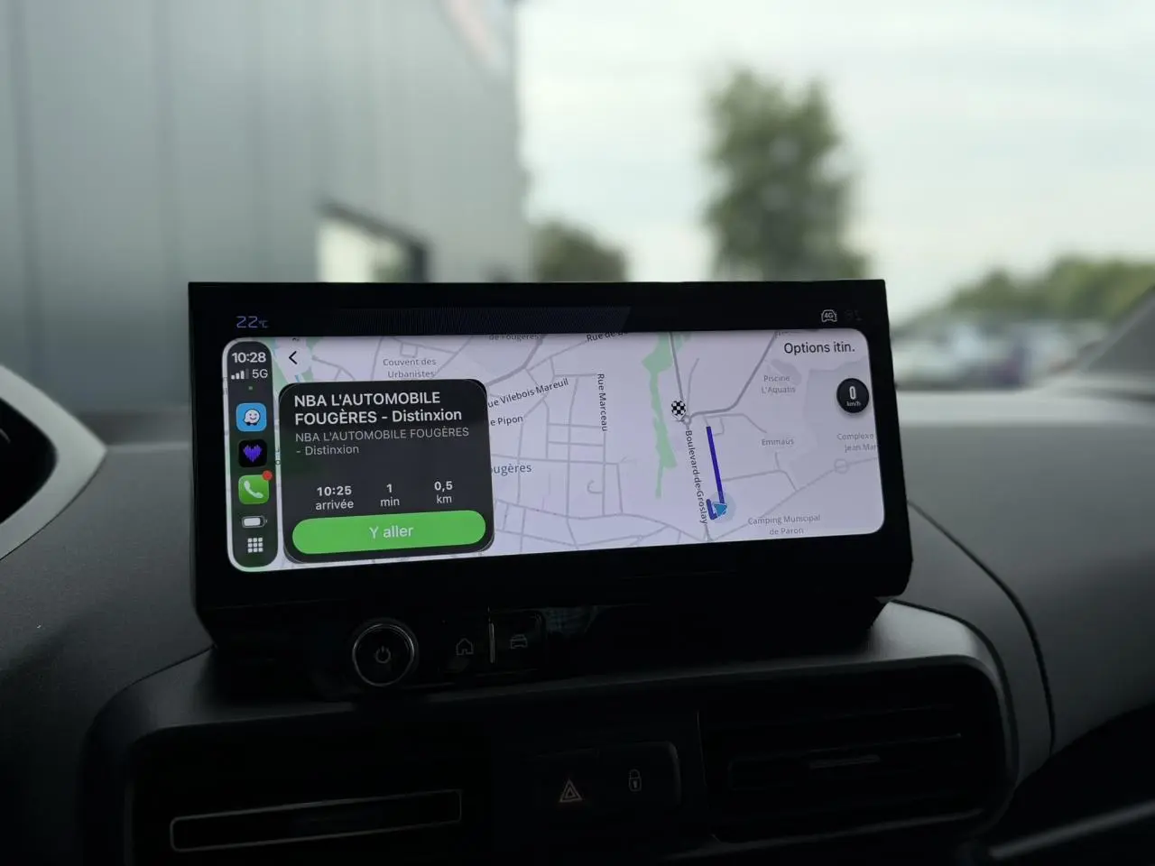Vue rapprochée de la tablette tactile 10 pouces du Peugeot Rifter 2026 affichant la navigation GPS en intérieur.