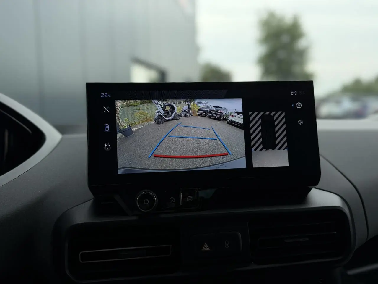 Écran tactile intérieur du Peugeot Rifter 2026 montrant la caméra de recul avec guidage de trajectoire.